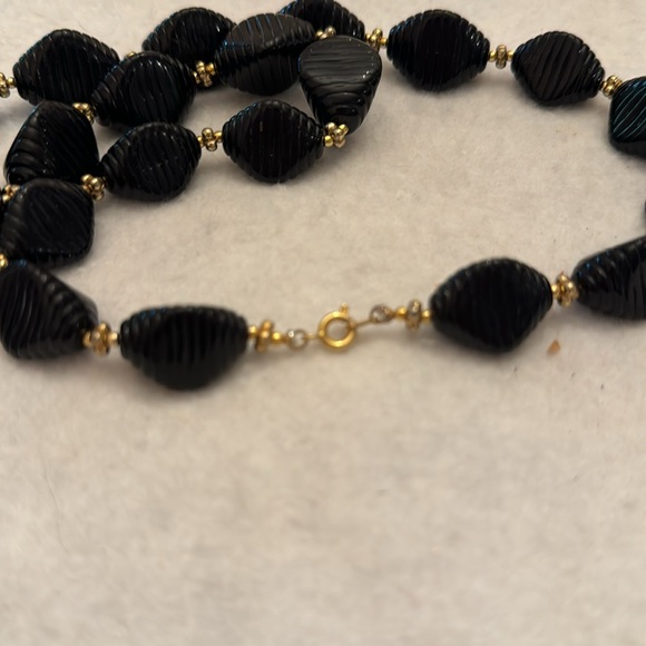 Vintage black and gold beaded necklace with clasp - Picture 3 of 4